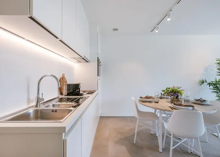 Huswell - Stylish New - Free Parking