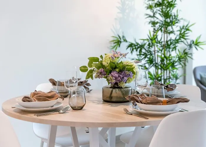 Huswell - Stylish New - Free Parking Apartment